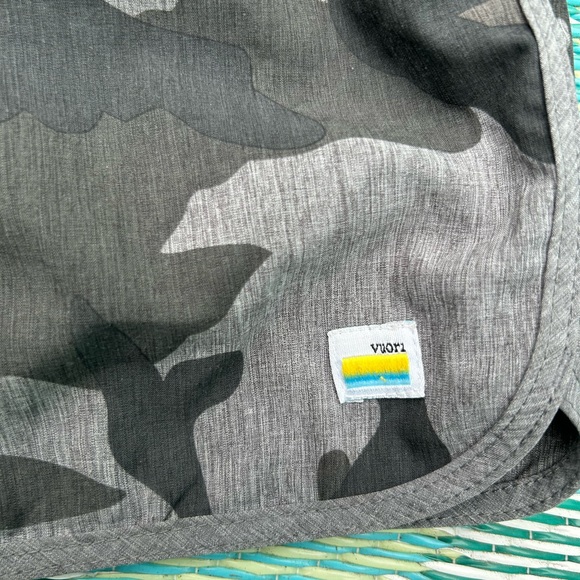 Vuori Banks Shorts Grey Camo - Picture 2 of 8